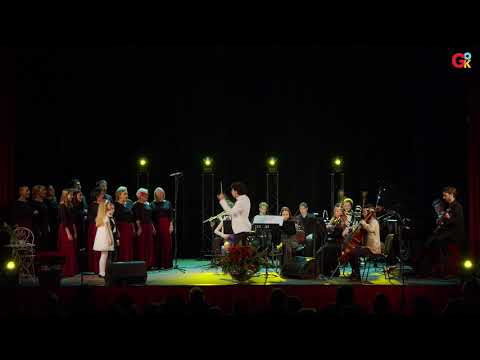 Dyrygent, orkiestra i Chór Miasta Grójec na scenie — archiwum GOK